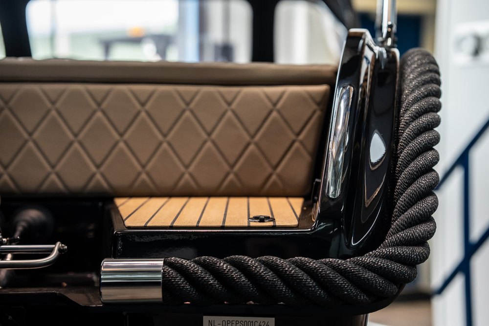 Detail van gewatteerde bekleding, teakdek en stootrand