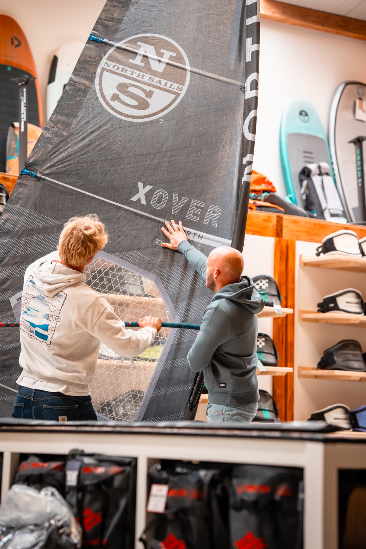 Twee mensen monteren een North Sails XOver sail